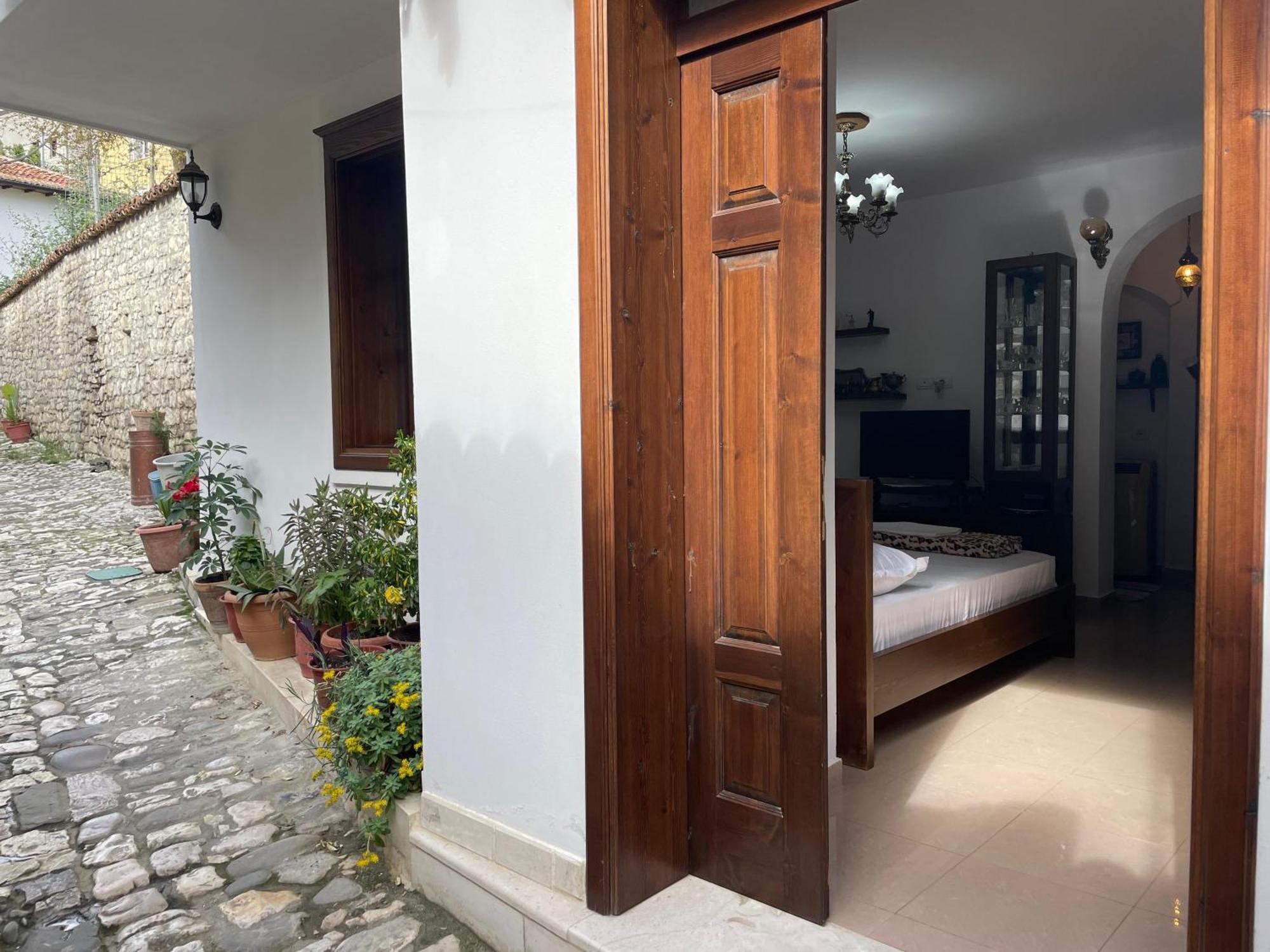 Apartment Altin In Old Town 베라트 외부 사진