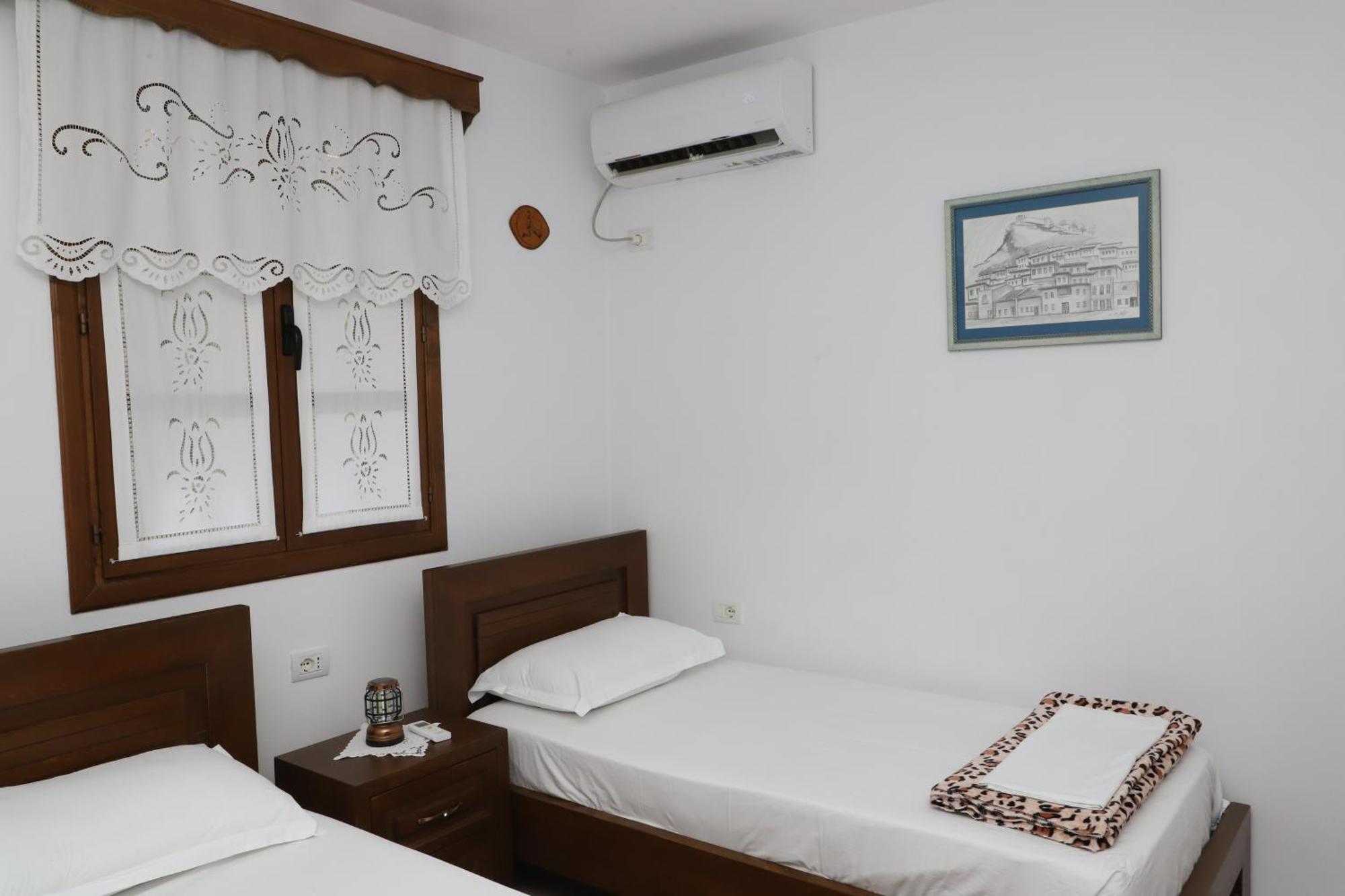Apartment Altin In Old Town 베라트 외부 사진
